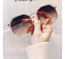 サングラス女性紫外線カット韓国おしゃれ浮き彫りデザインめがねサングラスUV400メタル有名人サングラス小顔効果個性的ピンク色偏光レンズ眼鏡ファッション黒 灰色ラウンド型