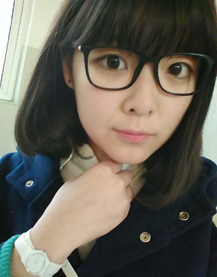 メガネ女子の自撮りテク！超美人に写る方法！