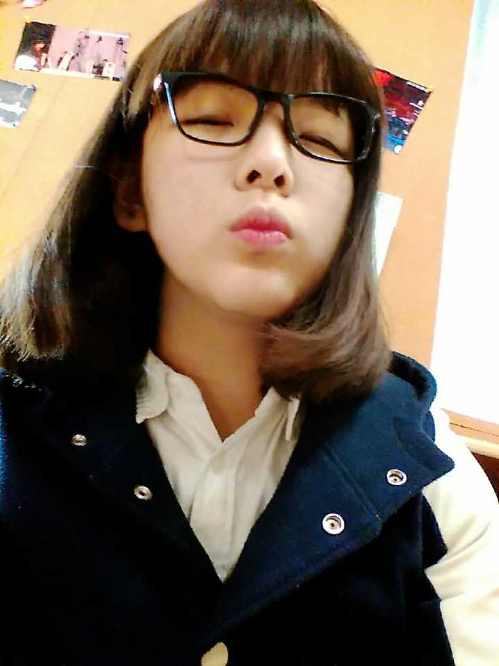 メガネ女子の自撮りテク！超美人に写る方法！