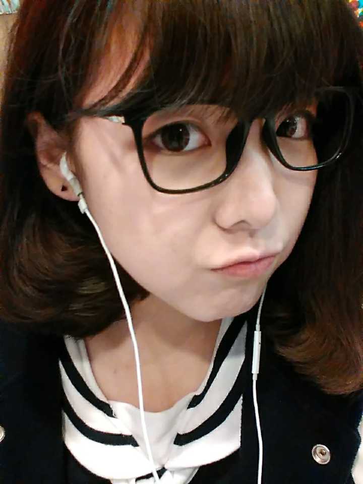メガネ女子の自撮りテク！超美人に写る方法！