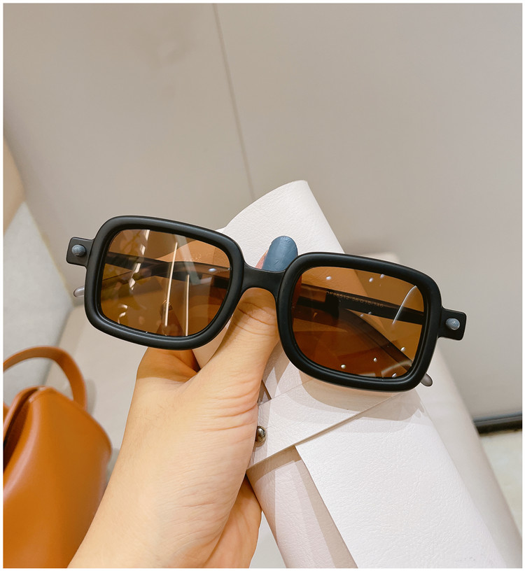 UVカットサングラス今年 流行りおしゃれコーデ眼鏡スクエア型サングラス