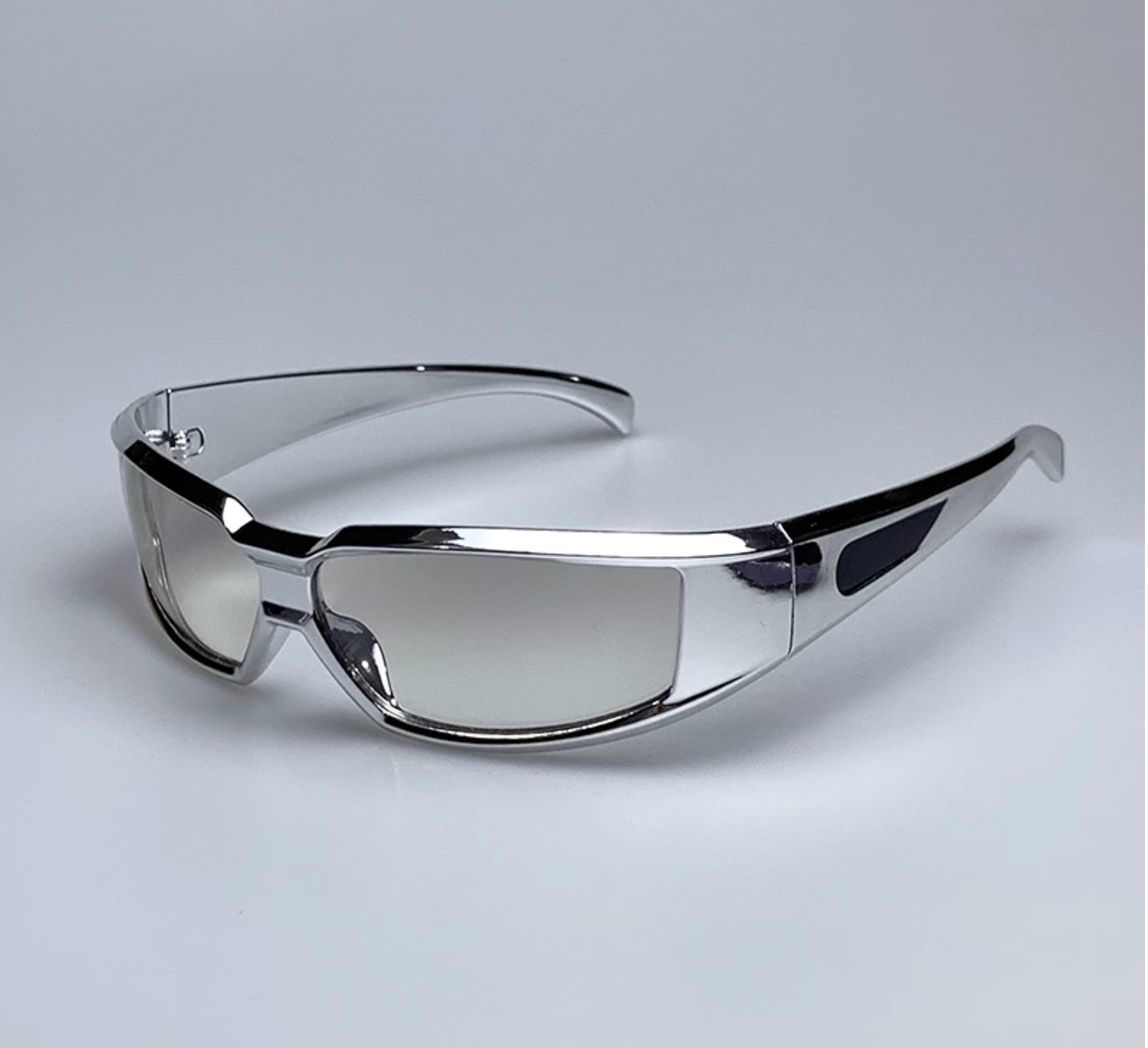 未来感のあるサングラス メーカー銀色キラキラ偏光サングラス