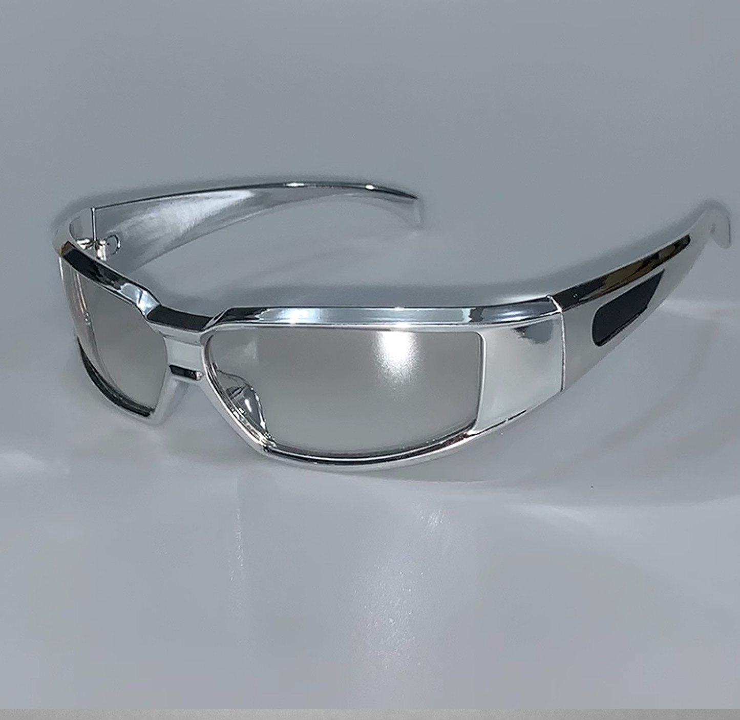 未来感のあるサングラス メーカー銀色キラキラ偏光サングラス
